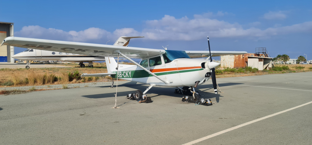 Самолет Cessna 172 на Кипре